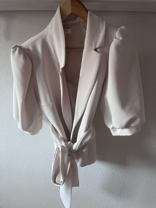 Blusa/chaqueta beige con lazada