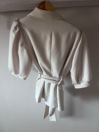 Blusa/chaqueta beige con lazada