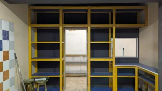 Estanterías de madera y plástico