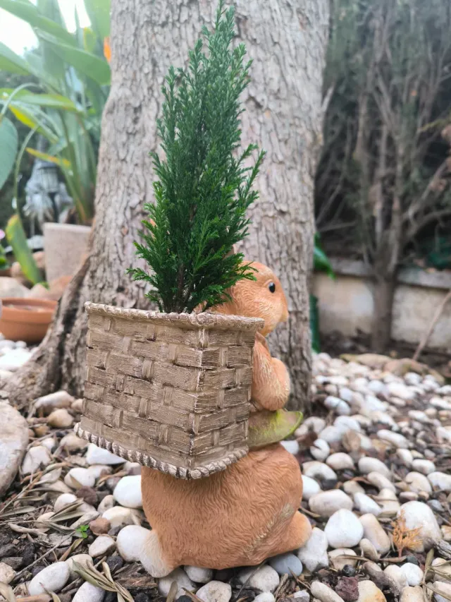 Maceta. Estatua conejo con cesta macetero.