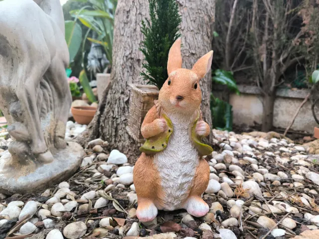 Maceta. Estatua conejo con cesta macetero.