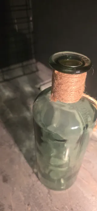 Jarrón de cristal verde con cuerda