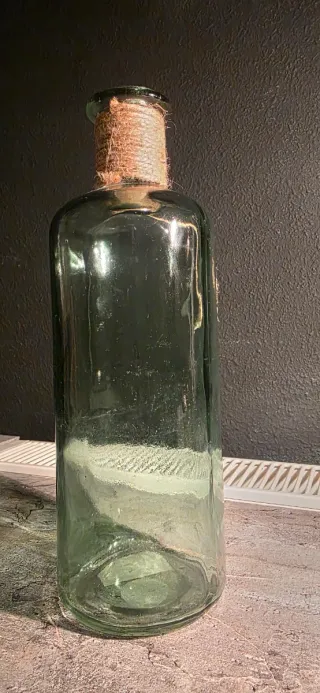 Jarrón de cristal verde con cuerda