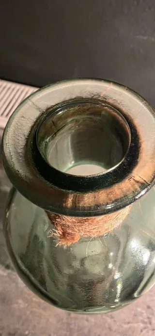 Jarrón de cristal verde con cuerda