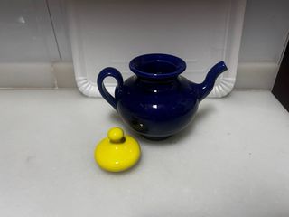 Tetera decorativa azul y amarilla
