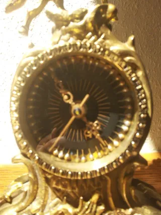 Reloj de bronce con figura de jinete