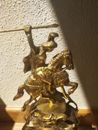 Reloj de bronce con figura de jinete