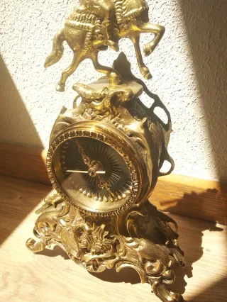 Reloj de bronce con figura de jinete