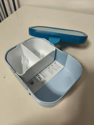 Táper infantil Mepal azul y blanco