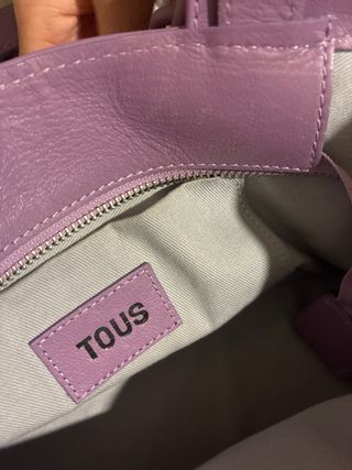 Bolso Tous manifiesto es de  Piel Morado
