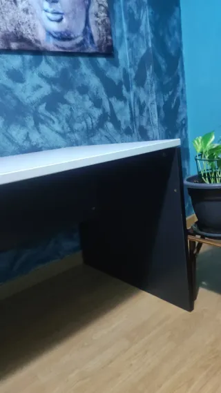 Mesa de oficina gris y negra