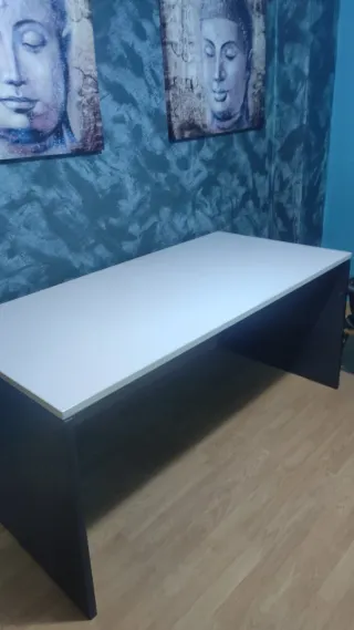 Mesa de oficina gris y negra