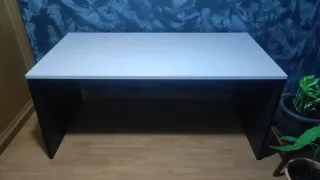 Mesa de oficina gris y negra