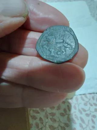 Moneda antigua con castillo