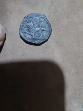 Moneda antigua con castillo