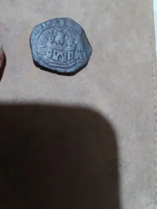 Moneda antigua con castillo