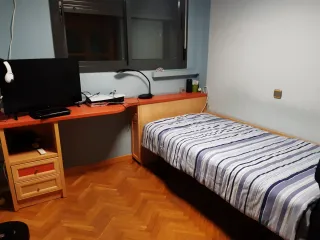 Dormitorio juvenil encimera arcón mesita