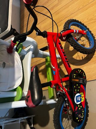 Bicicleta infantil roja con diseño espacial
