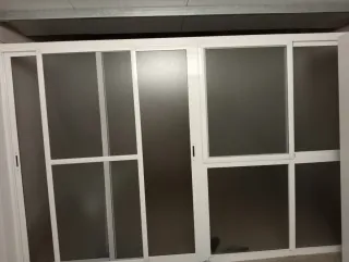 Cerramiento aluminio con puerta, ventana y mosqui.