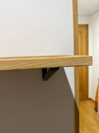 Estantería de madera y metal