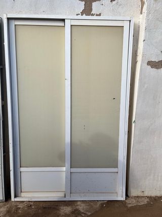 Puerta de aluminio con marco