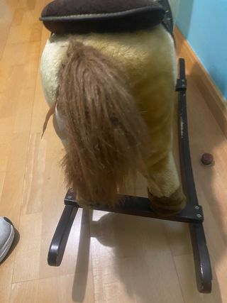 Caballo balancín de peluche