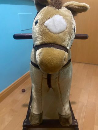 Caballo balancín de peluche