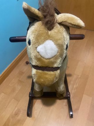 Caballo balancín de peluche