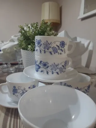 4 Tazas y bol arcopal aster vintage cebolla azul.