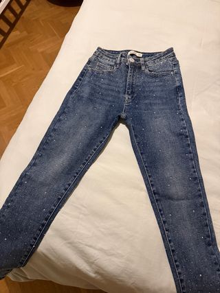 Pantalón vaquero con brillos