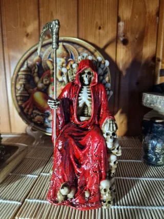 Santa Muerte Roja Trono Calaveras