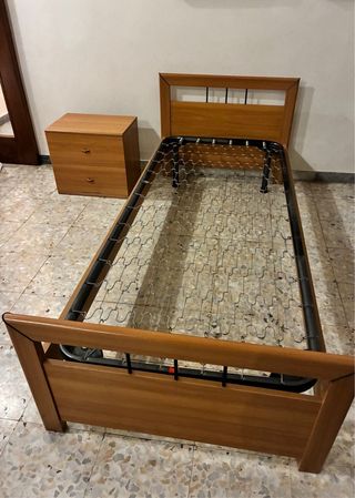 Letto singolo con rete, materasso e comodino