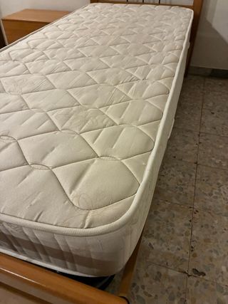 Letto singolo con rete, materasso e comodino