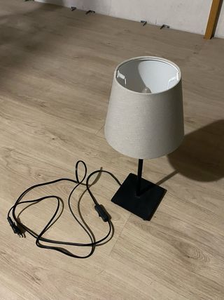 Lámpara de mesa beige y negra