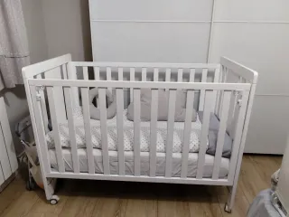 Cuna de bebé con ruedas y colchón