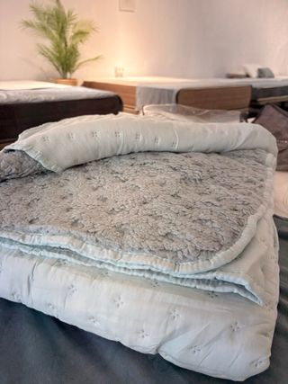 Manta suave gris y blanca