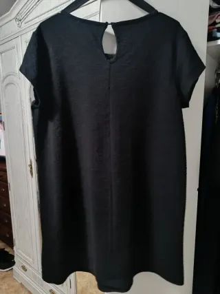 Vestido negro corto con pedrería