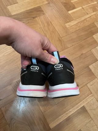 Zapatillas deportivas azul y rosas