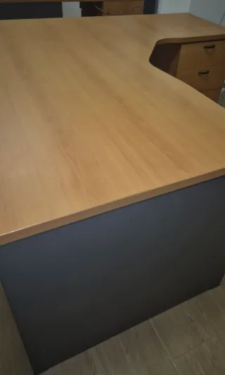 Mesa de oficina L con cajonera