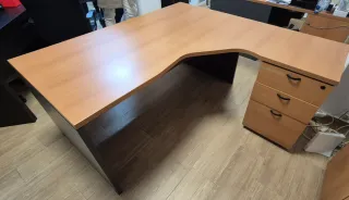 Mesa de oficina L con cajonera