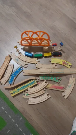 Juego de vías y trenes de madera