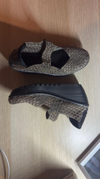 Zapatos dorados tejidos mujer