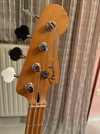 Bajo Fender Player Plus Precision Bass MN