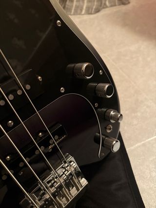 Bajo Fender Player Plus Precision Bass MN