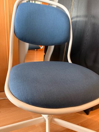 Silla de oficina giratoria azul y blanca