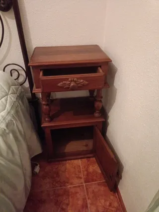 2 mesillas rústicas de madera