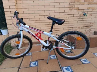 Monopatín morado Oxelo + Bicicleta Strong