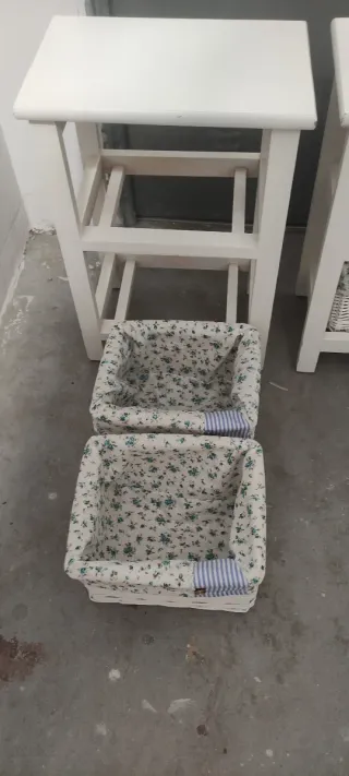 Mesita Auxiliar con Cestas Blancas.Son dos