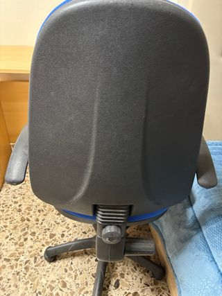 Escritorio de madera con cajones