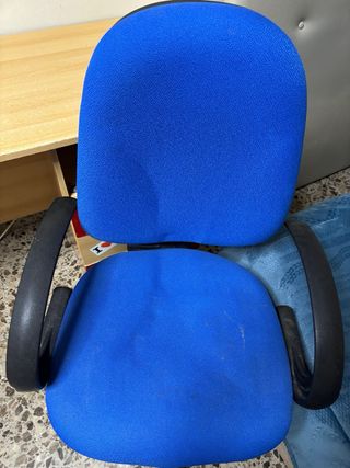 Escritorio de madera con cajones